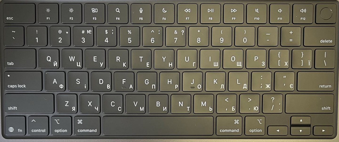 Клавіатура MacBook Pro 14 після гравіювання: поряд з латинськими літерами нанесено українські — Й, Ц, У, К, Е, Н, Г