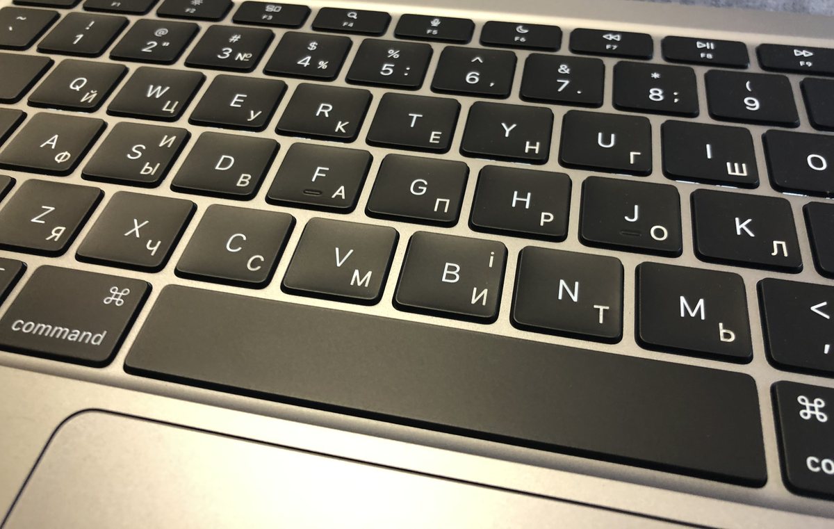 Крупний план клавіш MacBook Air: нанесені лазером символи повторюють товщину заводського шрифту Apple