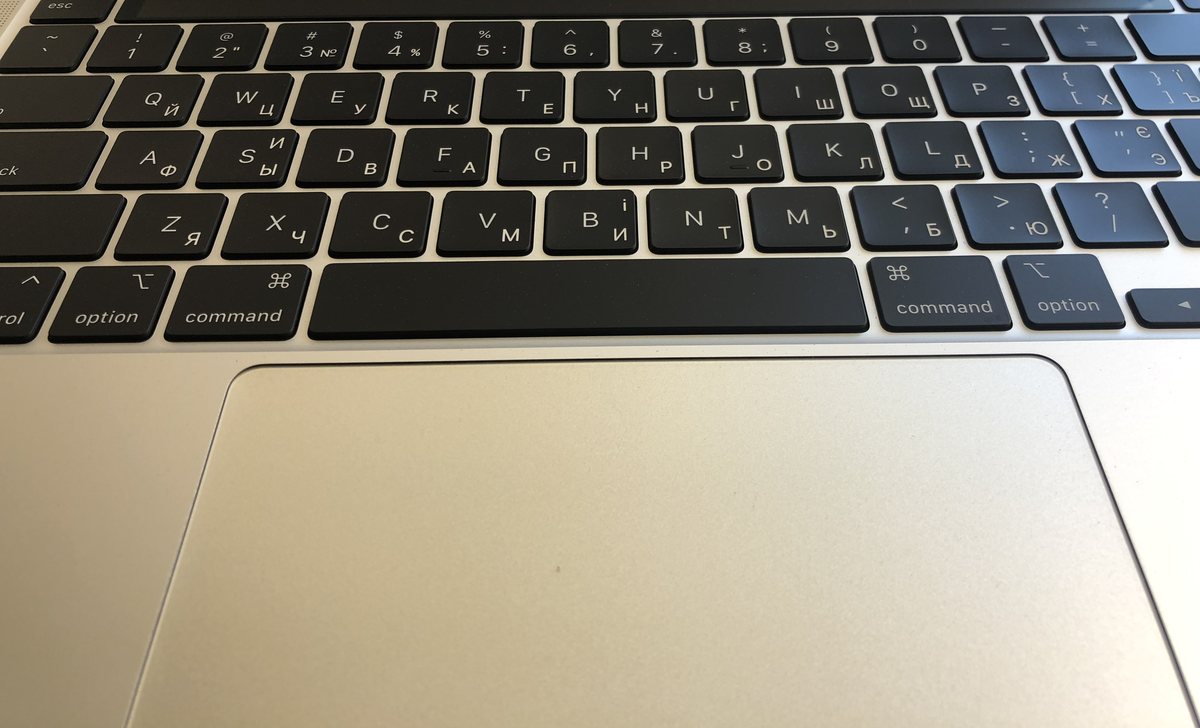 MacBook у сріблястому корпусі з нанесеною лазером розкладкою на клавішах