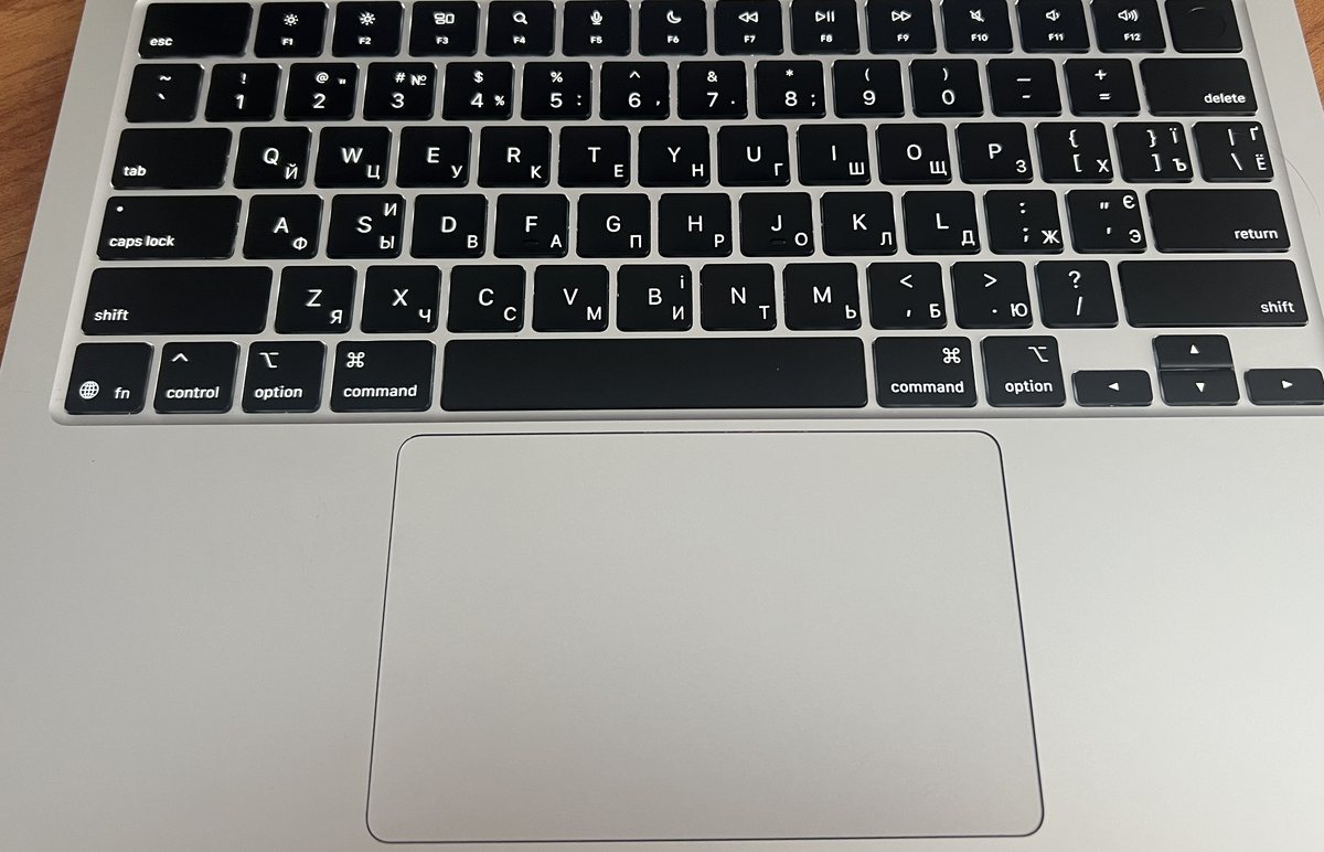 Клавіатура MacBook Air після лазерного гравіювання: кириличні та латинські символи на клавішах