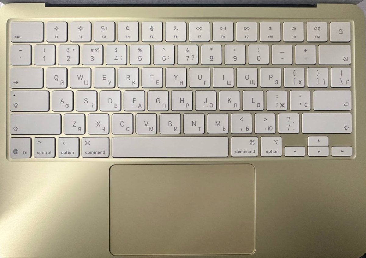 MacBook Neo в жовтому корпусі: на світлі клавіші нанесено лише українську розкладку — з І, Ї, Є та Ґ, поряд із заводською англійською