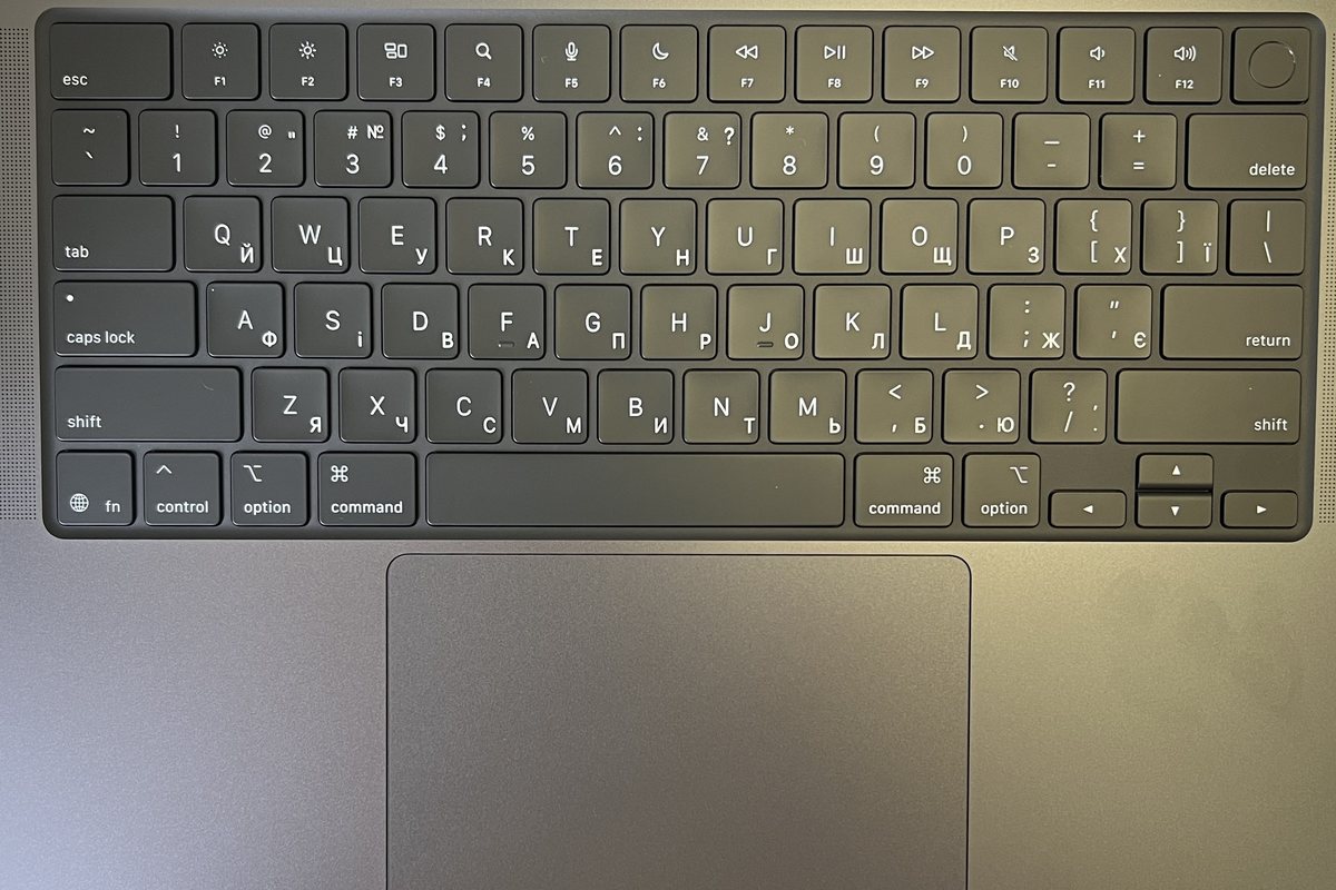 Клавіатура MacBook Pro 14 після гравіювання: поряд з латинськими літерами нанесено кириличні символи