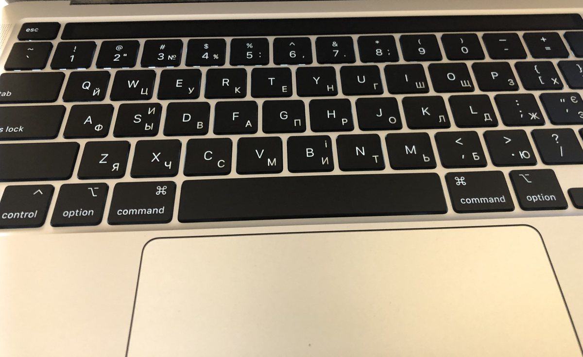 MacBook Pro з Touch Bar після гравіювання клавіатури