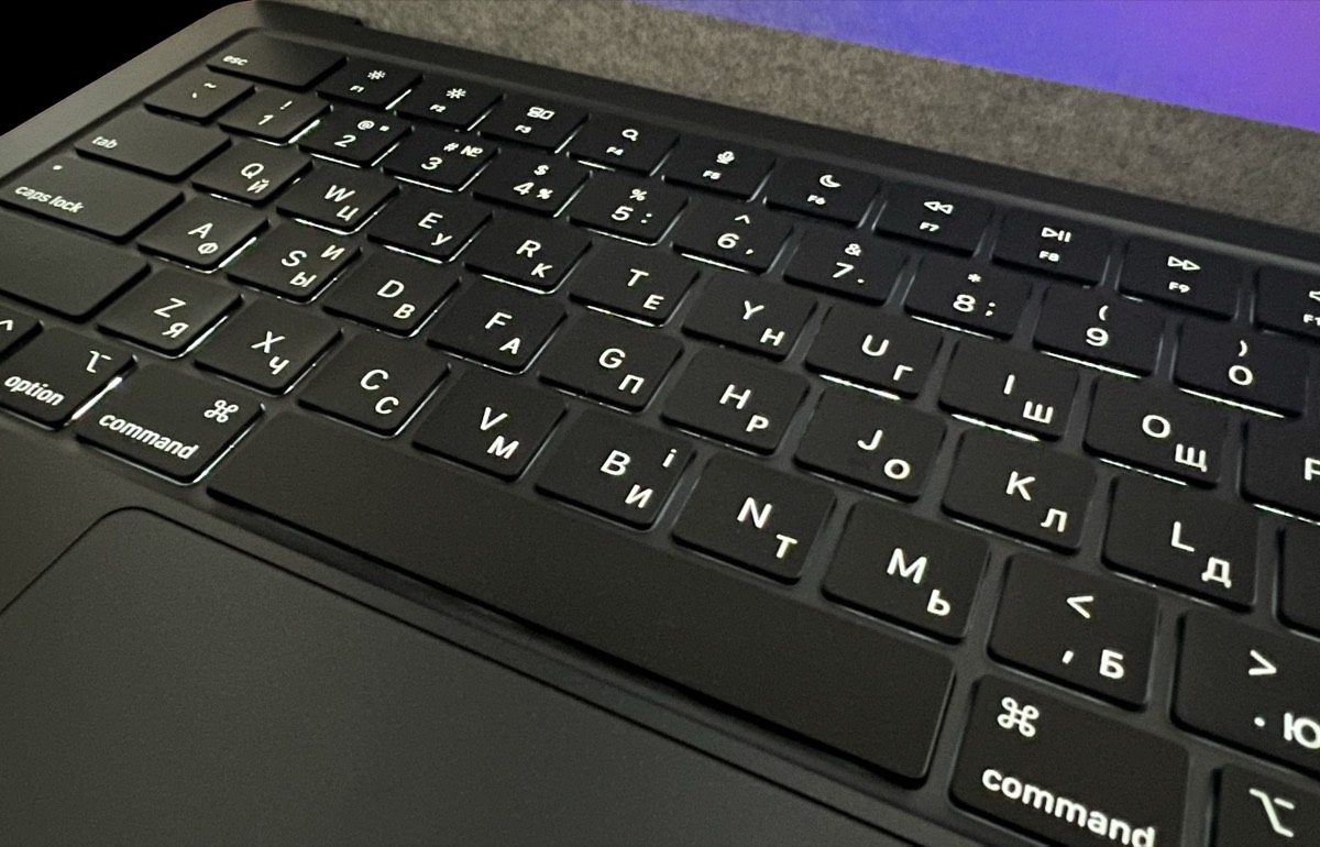 Клавіші MacBook після лазерного гравіювання українських літер
