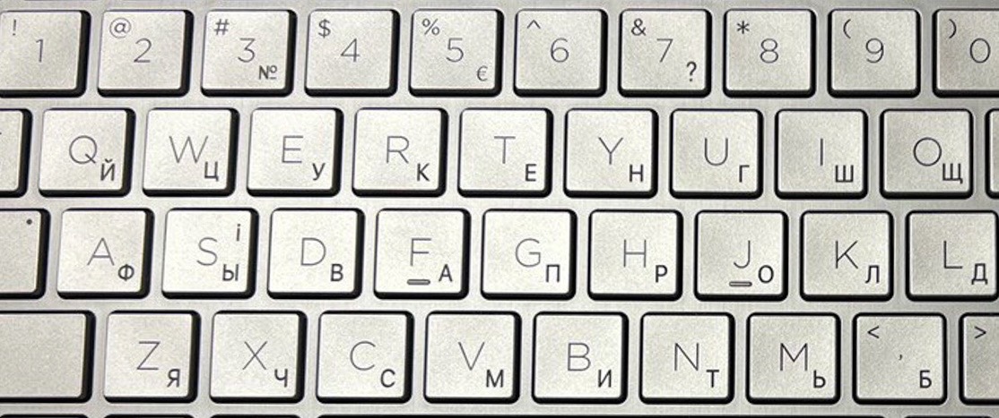 Клавіатура Windows-ноутбука з українською та англійською розкладкою